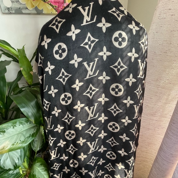 Louis Vuitton Giant Monogram Cashmere/Silk Shawl. - Picture 9 of 14